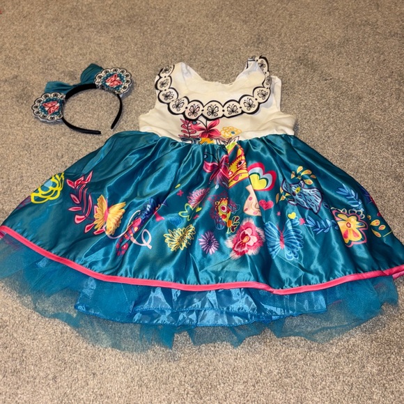 - Mirabel Madrigal Cosplay - Picture 2 of 10